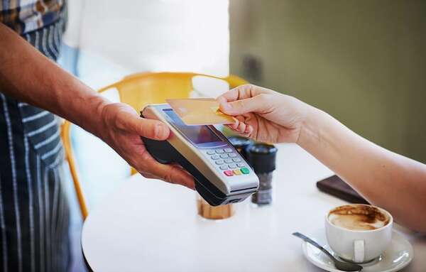 Crecimiento de transacciones digitales posibilita bajar tope de comisiones, según BCP - Economía - ABC Color