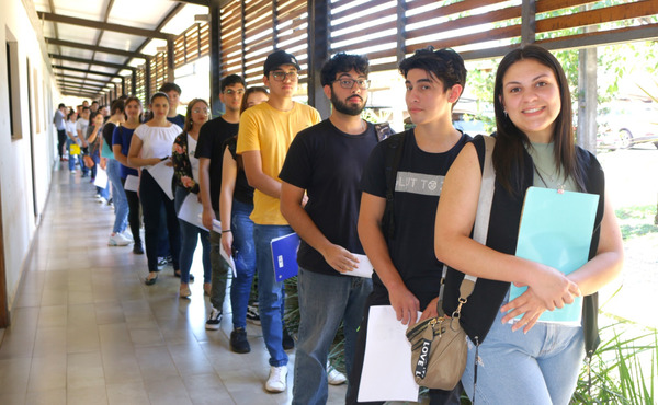 Recepcionan documentos para renovación de becas universitarias en Itapúa - .::Agencia IP::.
