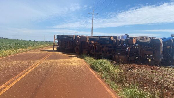Vuelco de camión en la Ruta María Auxiliadora – Tava’i deja a conductor herido