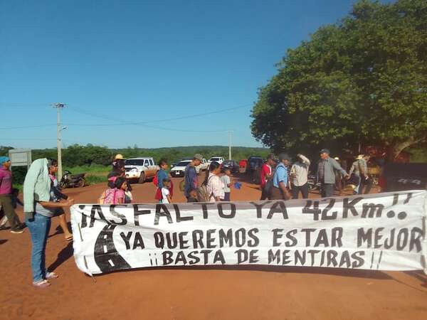 Pobladores de Maracaná y Curuguaty cierran ruta para exigir asfaltado de camino - Nacionales - ABC Color