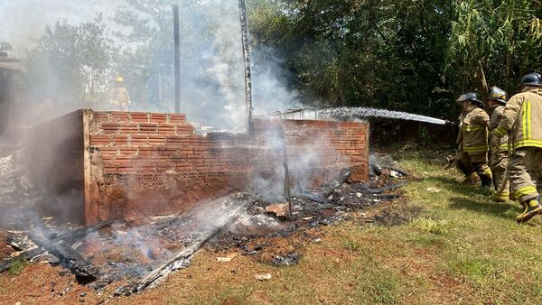 Incendio consume vivienda en Tomás Romero Pereira