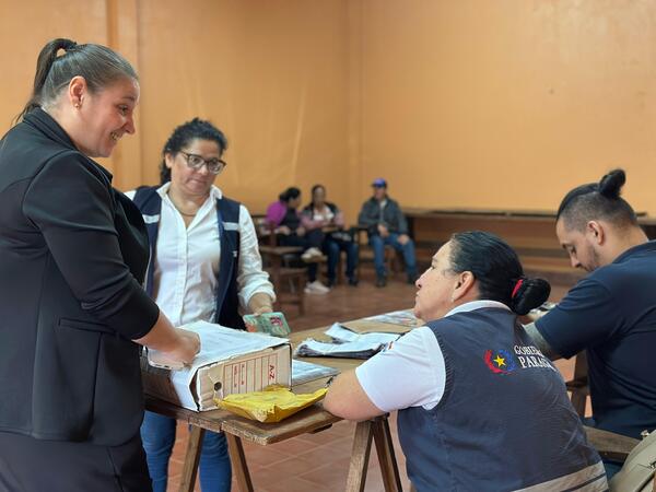 Entrega de tarjetas Tekoporã a nuevos beneficiarios en Cambyretá
