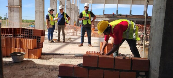 Sinafocal certifica competencias a albañiles empíricos que trabajan en construcción del Centro Acuático Olímpico - .::Agencia IP::.