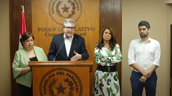 Senadores de la oposición presentan denuncia por compra de pupitres chinos