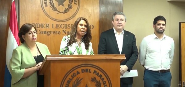 Presentan denuncia penal por polémico caso de pupitres chinos - 1000 Noticias