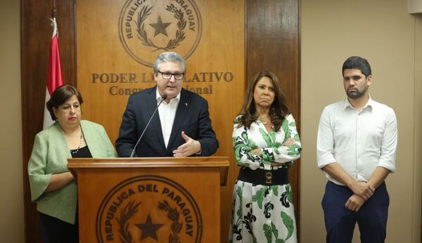 Legisladores presentan denuncia penal sobre compra de pupitres chinos