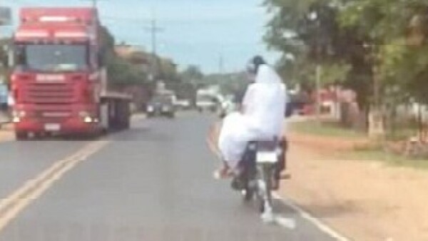 Los novios virales sobre moto: “no importa el lujo, ella es la del proceso”