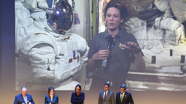 La astronauta Ayers, al llegar a la Estación Espacial: "Impacta ver que no hay fronteras"
