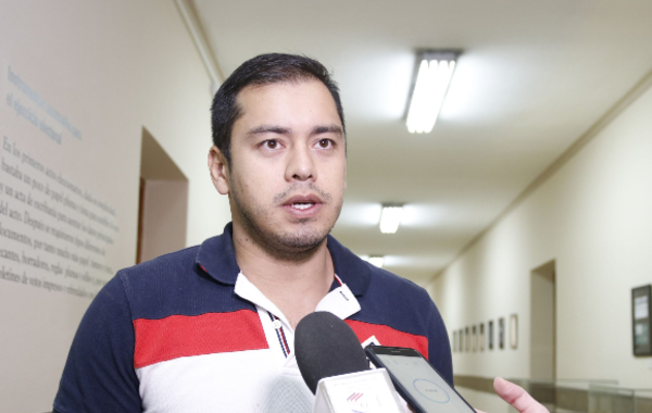 Prieto denuncia «negociado» de ZI y dice que comprará pupitres por mucho menos dinero