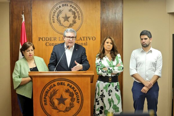Bloque opositor solicita investigación fiscal por posibles hechos punibles en compra de pupitres para el MEC