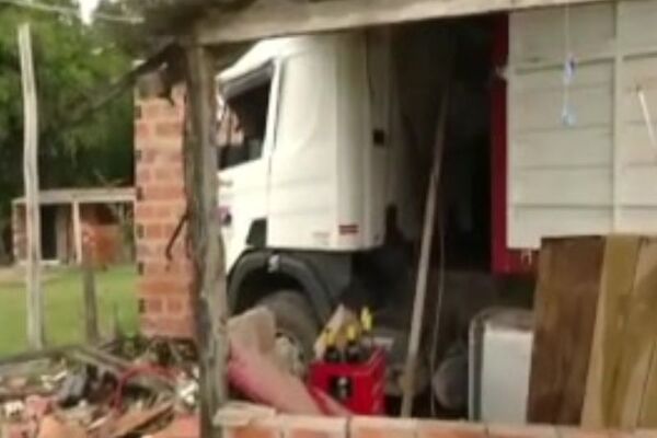 Dos camiones se incrustan en una vivienda en Villa Oliva - SNT