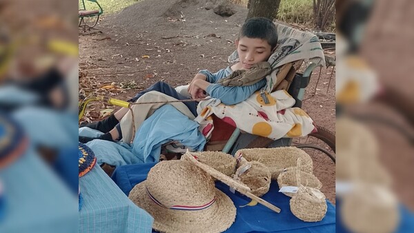 Papis hacen artesanías con chala de maíz para ayudar a su peque