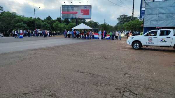 Hernandarias: Vecinos bloquean sus calles para que ya no se usen de alternativa a la ruta PY07