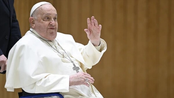 El papa requiere menos flujo de oxígeno en su terapia después de 32 días hospitalizado
