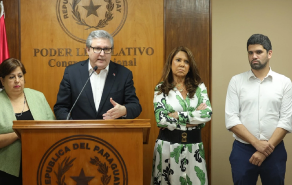 Senadores opositores denuncian a Itaipú por presuntas irregularidades en compra de pupitres