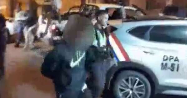 La Nación / Joven que atemorizaba con una mini uzi a pobladores de la Chacarita fue capturado