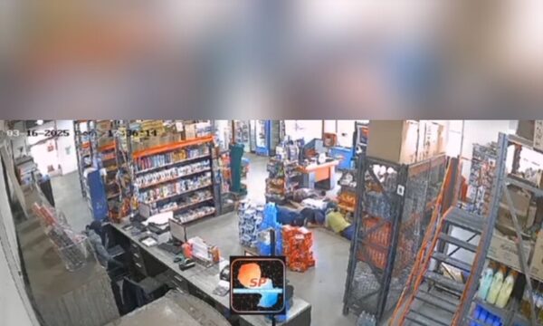 (VIDEO)Ladrones armados asaltaron a encargados y clientes de local comercial en J.A Saldívar