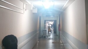 Una mujer tiene a su bebé en el pasillo de Hospital en San Pedro