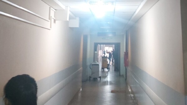 Una mujer tiene a su bebé en el pasillo de Hospital en San Pedro