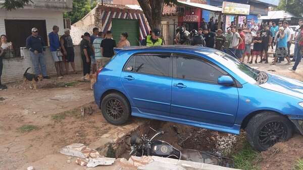 Auto fuera de control mata a dos personas en Guarambaré - Policiales - ABC Color
