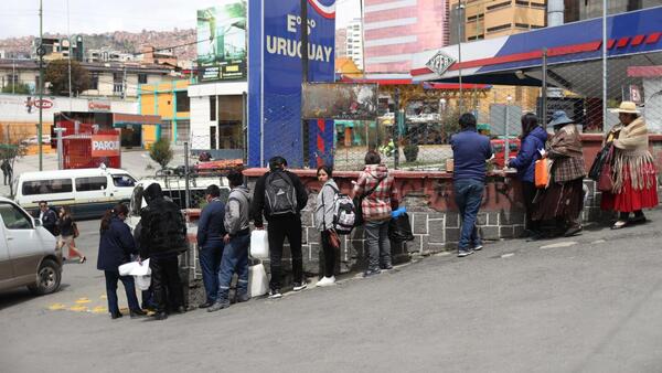 Crisis del combustible en Bolivia provoca largas filas y denuncias de suba de precios en alimentos