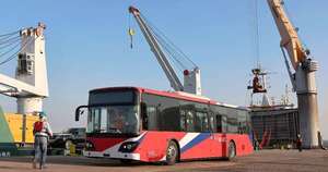 La Nación / Llegada de buses eléctricos: operadoras prefieren mujeres al volante