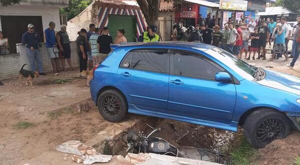 Automóvil se lleva por delante a una moto y una transeúnte: Hay dos finados