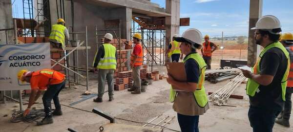 Sinafocal certifica a albañiles que trabajan en construcción de Centro Acuático Olímpico - Nacionales - ABC Color