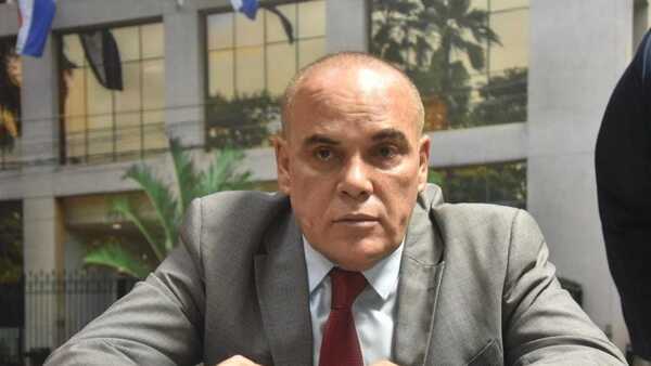 Bachi Núñez celebra denuncia por pupitres chinos, pero critica postura de la oposición