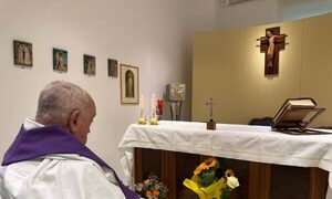 El papa Francisco permanece estable y ya requiere menos asistencia de oxígeno