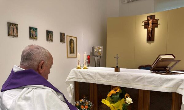 El papa Francisco permanece estable y ya requiere menos asistencia de oxígeno