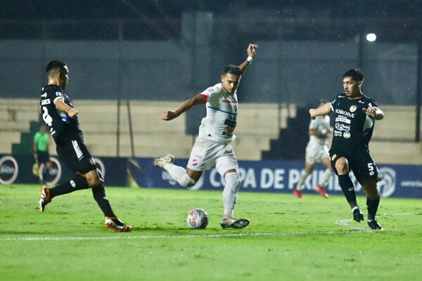 Versus / Trinidense frustra a Nacional con un golazo de Ronaldo Báez