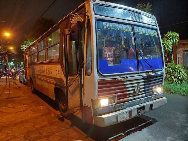 Trágico accidente en Ñemby: motociclista fallece tras ser embestido por un colectivo - Policiales - ABC Color