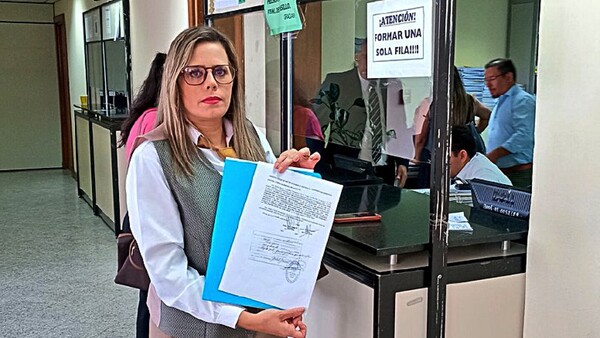 Kattya González urge fallo y camarista se inhibe del caso
