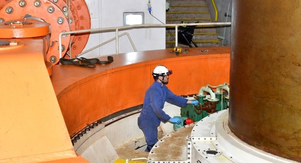 Técnicos de ITAIPU instalan nuevo sistema de supervisión de frenos del generador de la U06