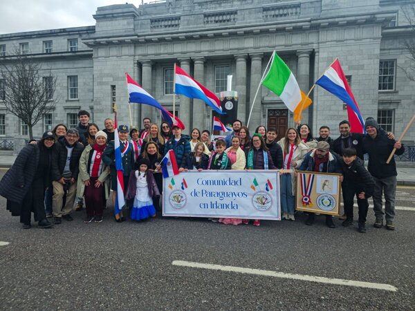 La Comunidad de Paraguayos en Irlanda celebra su cultura en el Desfile de San Patricio en Cork - Portal Digital Cáritas Universidad Católica