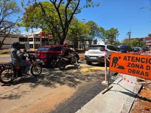 Habilitan lomadas provisorias sobre la Avenida Mariscal López para proteger a usuarios - .::Agencia IP::.