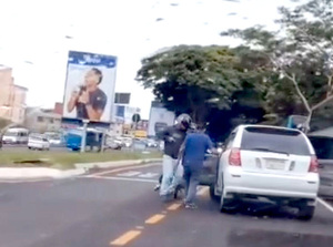 Taxistas paraguayos exigen mayor seguridad ante constantes asaltos en Foz de Yguazú - La Clave
