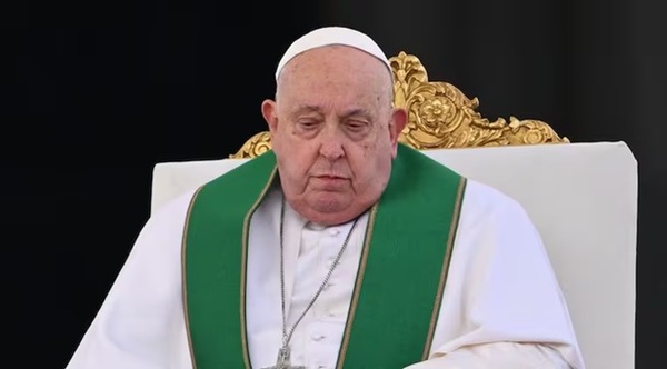 Salud del papa progresa: pasa breves momentos sin suministro de oxígeno