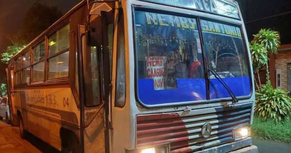 Diario HOY | Motociclista pierde el equilibrio y termina bajo un colectivo