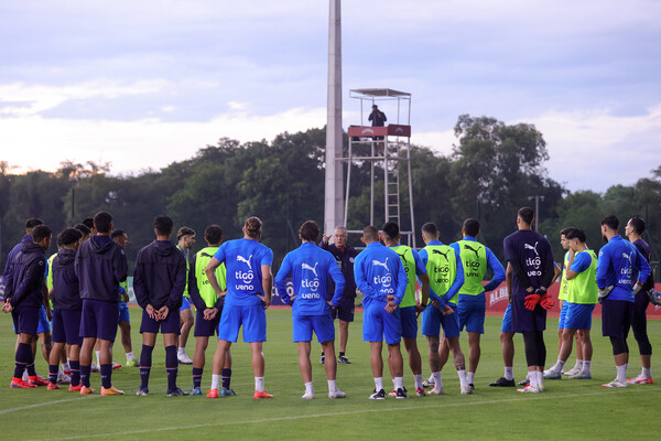 La Albirroja practicó por segunda vez con miras al partido ante Chile - 1000 Noticias