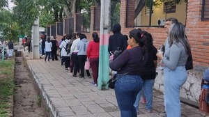 Denuncian que el kit escolar escasea en escuela de Altos y padres madrugan para recibirlos