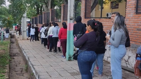 Denuncian que el kit escolar escasea en escuela de Altos y padres madrugan para recibirlos