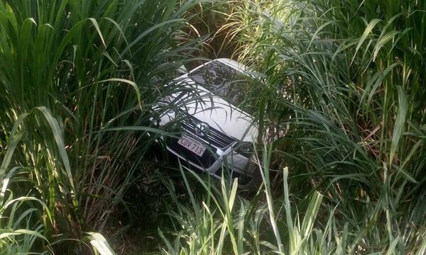 “Robaron” su auto pero su esposa se olvidó de frenar y terminó en la cuneta
