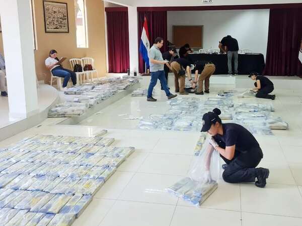 Imputados por presunto tráfico de drogas a través de empresa de turismo van a prisión - Nacionales - ABC Color