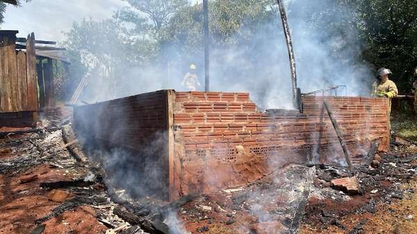Dejó una vela prendida y, al volver, encontró su casa incendiada - Policiales - ABC Color