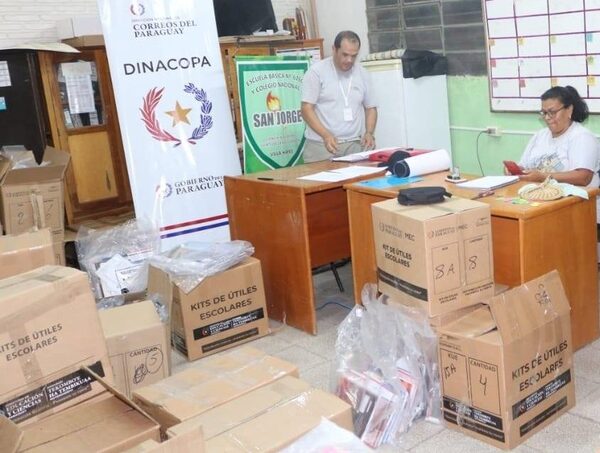 Directora de Dinacopa aclara responsabilidades en la distribución de kits escolares · Radio Monumental 1080 AM