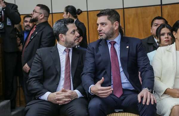 Latorre dice que denuncias del fato con pupitres chinos es un ataque a Alliana, el “buque insignia de HC” - Política - ABC Color
