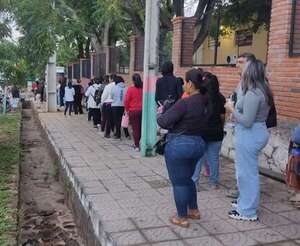 MEC: de madrugada, forman larga fila para recibir los kits escolares - Nacionales - ABC Color