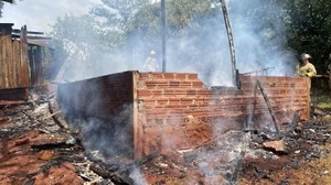 Incendio destruye vivienda en Itapúa por vela encendida